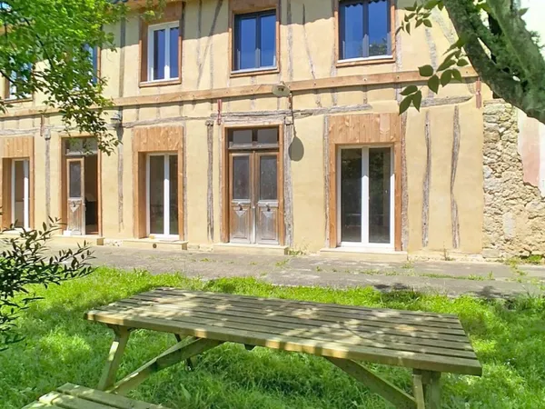 Une jolie ferme très ancienne avec sa maison principale tout juste rénovée