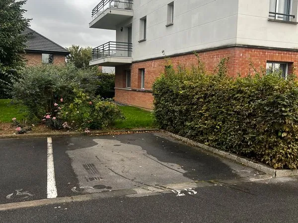 Grande place de parking proche rocade Nord Ouest