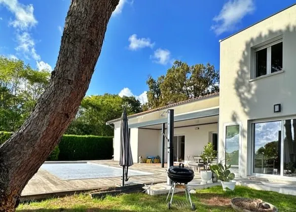 MAISON / VILLA HAUT BOULIAC - 200 m2 - contemporain avec piscine et vue dégagée.