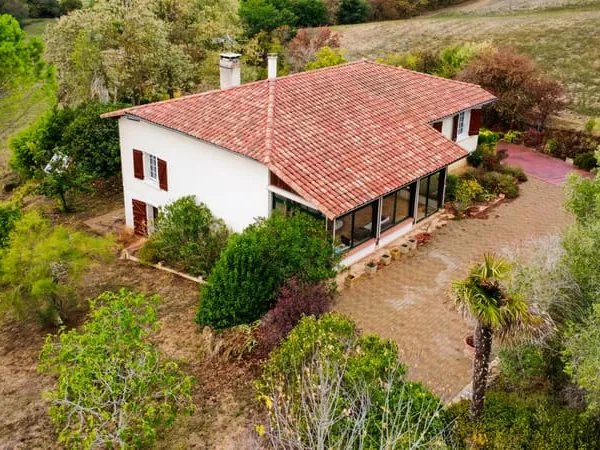 Maison T6 de 175m2 avec garage en sous-sol de 115m2 et jardi