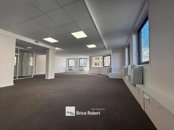 Bureau 243 m²