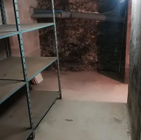 Grande CAVE de 13 m² avec deux points lumineux intérieur