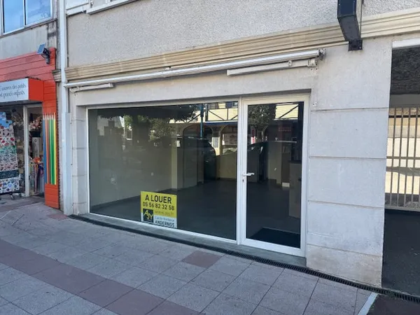 À VENDRE Murs de local commercial + place de parking Ple