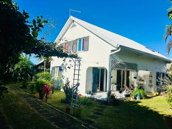 maison de type T5/6 avec jardin clotuté et espaces aménagés