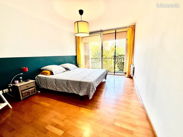 Aix Centre, Gare, Facultés. T2 48m2, Parking et Terrasse, Petite Copro