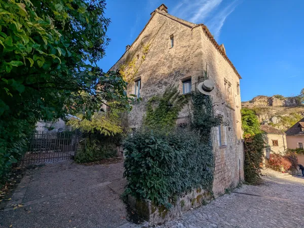 Maison de village en pierre avec potentiel commercial