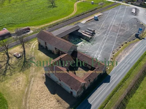 Ancienne ferme située à 13 km à l'ouest de Sarlat et 8 km de