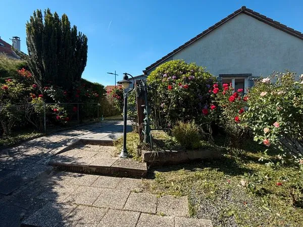 Maison 104 m² + 107 m² d'annexes . Double garage — Atelier — Terrain clos — Golbey