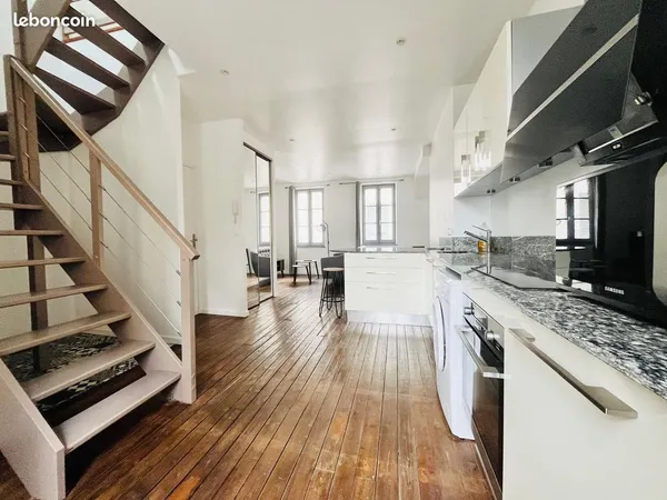 A LOUER : Superbe appartement T2 en Duplex - meublé et lumineux - entièrement rénové - 55 m² en Cent