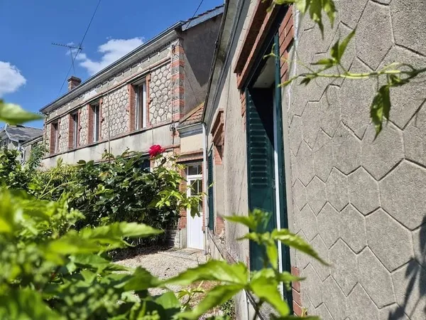 Maison meulière 6 pièces, dépendances et terrain.