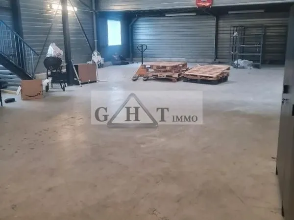 Local industriel 300 m²