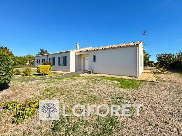 Maison de plain-pied de 131 m² avec double garage, dépendance, appentis et jardin - BOUGNEAU (17800)