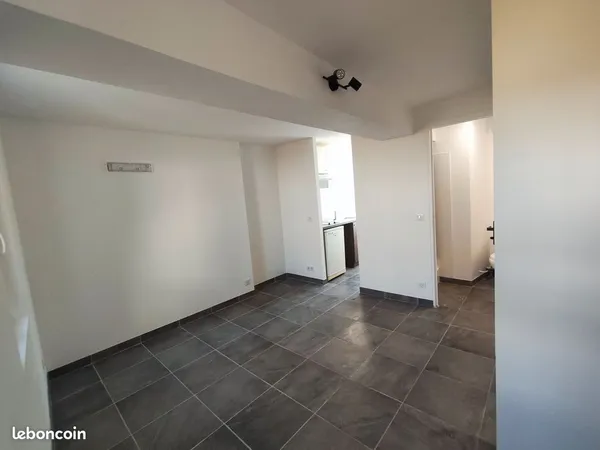 Studio - 18m² - RDC - jardinet - clim