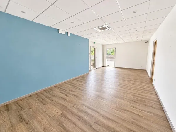 A PAREMPUYRE - Local de 81 m² avec parkings