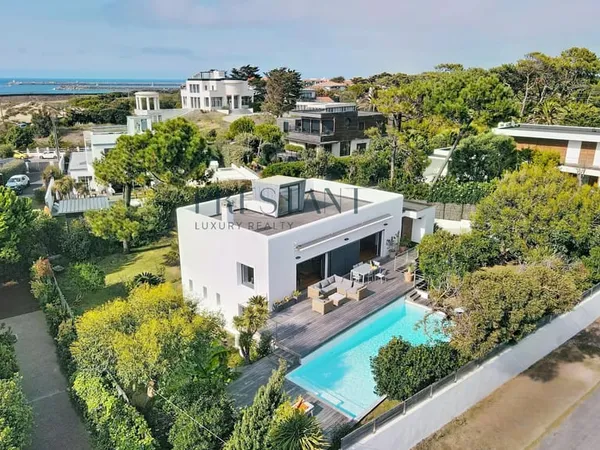 Villa d'architecte de 240 m² à Chiberta, vue mer depuis le toit-terrasse