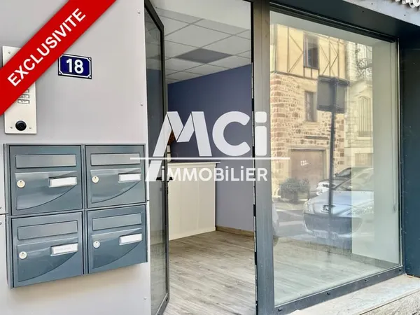 Exclusivité Mci Immobilier Local commercial rénové en centre ville d'Espalion