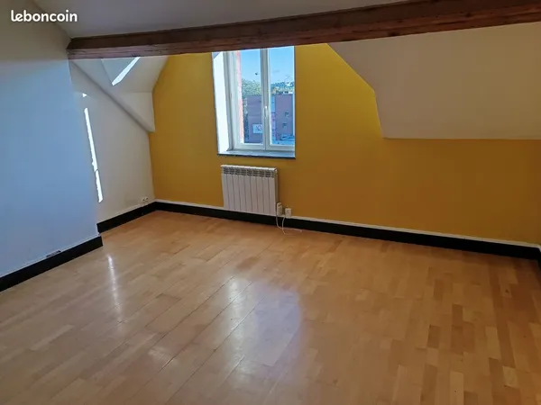 Appartement F1 plus chambre mansardée à l'étage
