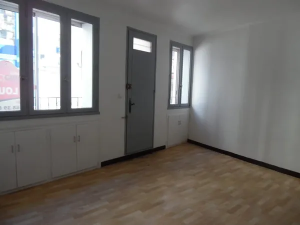 REF 5-0 STUDIO EN CENTRE VILLE AU REZ DE CHAUSSEE