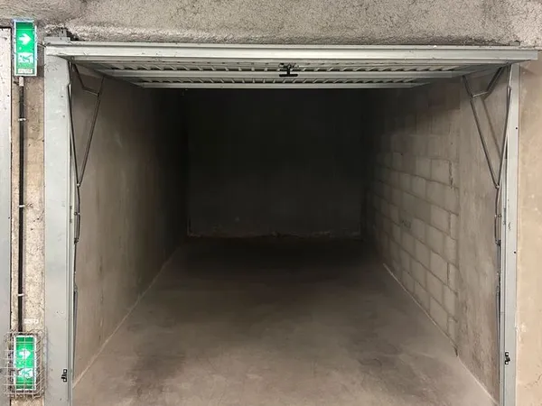 Box fermé sécurisé 13 m² - Croix-Luizet / La Doua - 90 CC