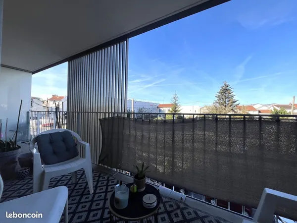 Appartement deux piéces avec balcon et parking