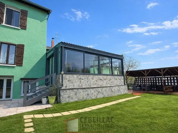 Maison familiale avec véranda, piscine et dépendances Sain