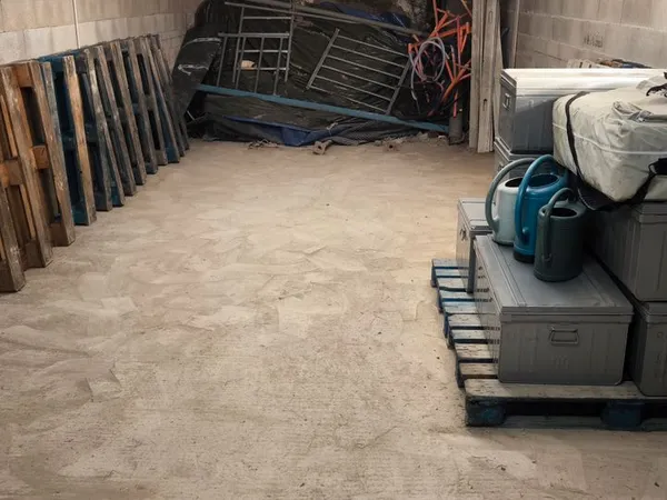 Box de stockage 25 m² sécurisé - Évenos - 160 /mois