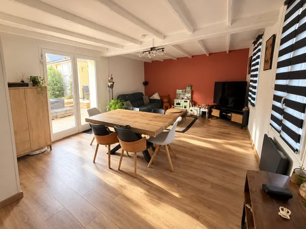 MAISON AVEC JARDIN ET TROIS FENETRES EN FACADE