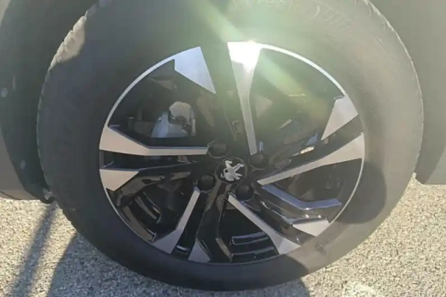 Peugeot 2008 puretech 130 s&amp;s eat8 — photo 12