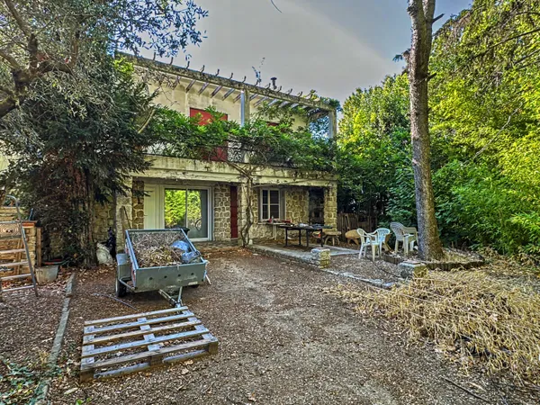 Maison de 217 m² à vendre en coeur de ville avec 2 appartements indépendants, terrain de 575 m² et f