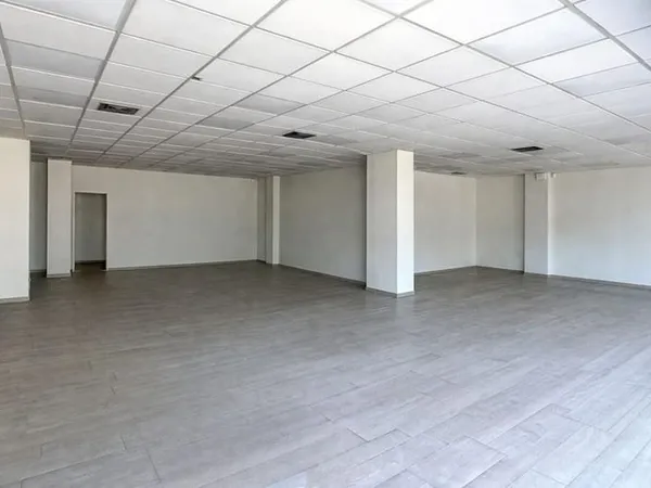 Local commercial 130 m² avec forte visibilité