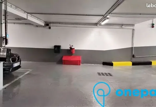 Parking/box 12 m² PARIS 12