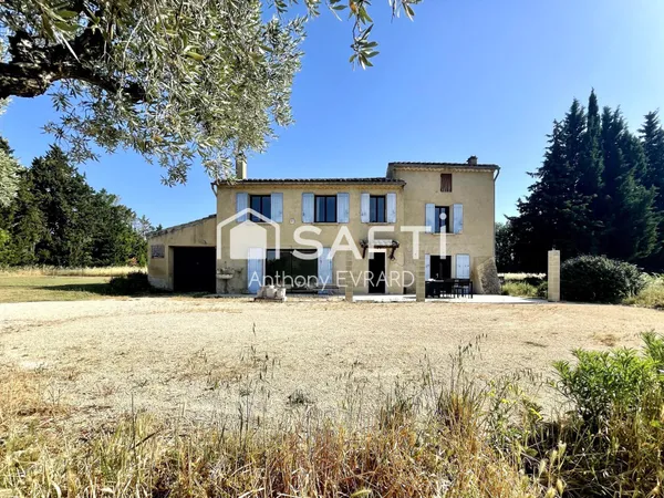 Corps de ferme au milieu des vignes