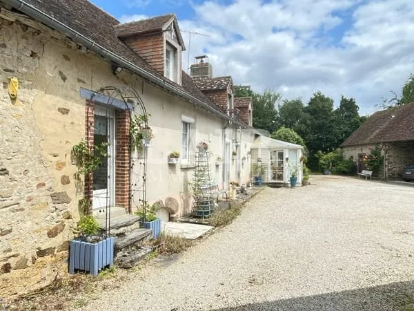 Longère de charme avec nombreuses dépendances proche de Fresnay /Sarthe - Réf F14246