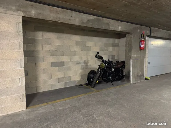 2 places de parking moto couvertes et sécurisées