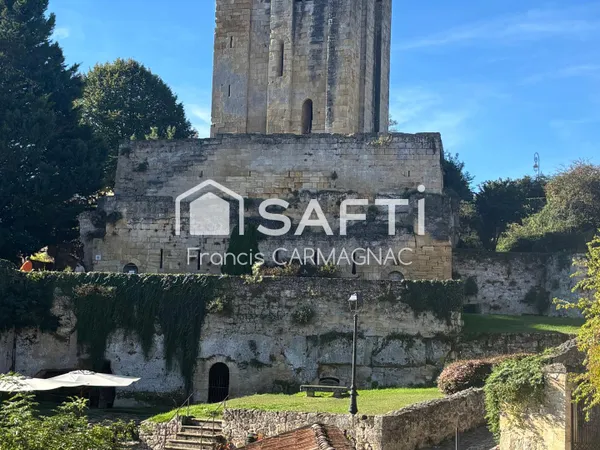 Ensemble mixte Commerce & Habitation avec vue sur la Tour du Roy