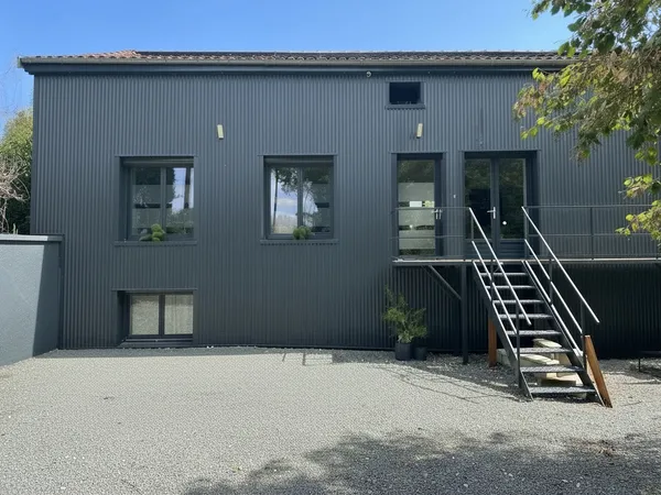 A VENDRE A PERIGUEUX MAISON ENTIEREMENT RESTAUREE DPE A, PISCINE ET TERRAIN