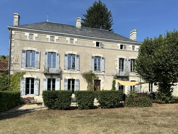 MAISON DE MAITRE AVEC PARC ET PISCINE