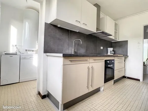 Grand T3 lumineux - balcon et parking