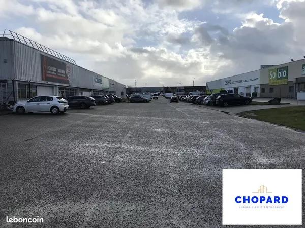 Local 800 m² Pessac