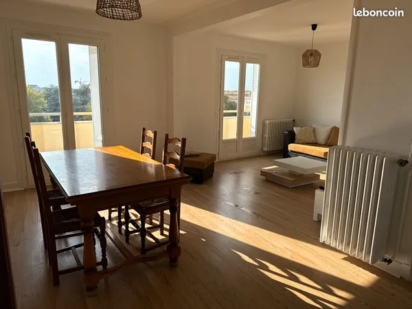 CASTRES CENTRE - Spacieux T4 meublé de 80 m² - 3 chambres - Grand balcon - Vue dégagée - Ascenseur -