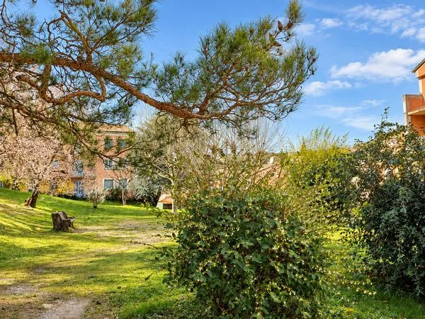 Appartement T4 avec terrasse, parking et jardin collectif