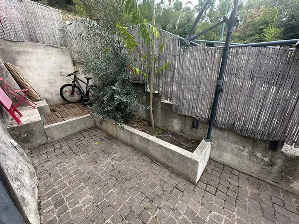 Vente Aix nord en exclusivité LC Gestion vous propose un appartement indépendant de type 2 avec cour