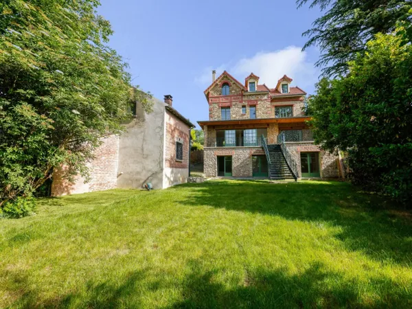 DEMEURE DE CARACTERE RENOVEE AVEC JARDIN DE 650 M²