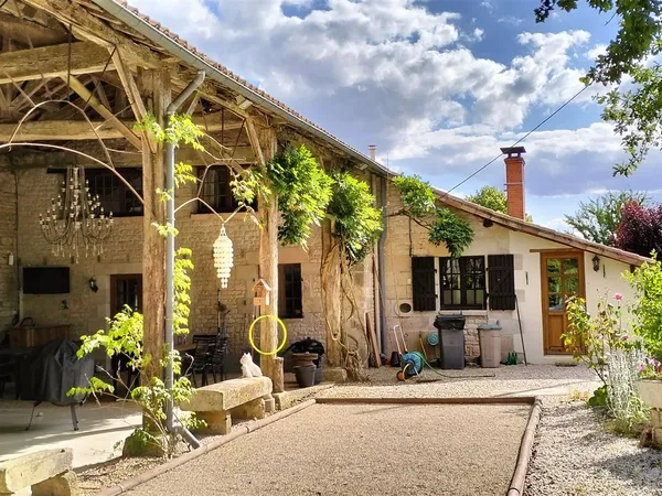 Superbe propriété en pierre rénovée dans un joli village en bordure des Deux-Sèvres, Charente, Vien