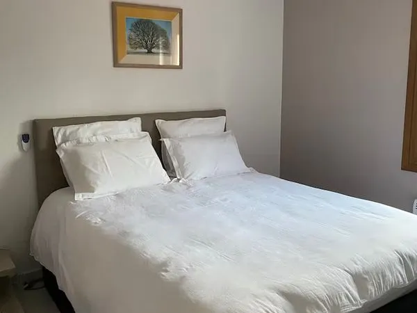 Chambre indiv. "Taupe"+3 pièces communes au calme propriété privé + terrasse + parking gratuit 5 Kms