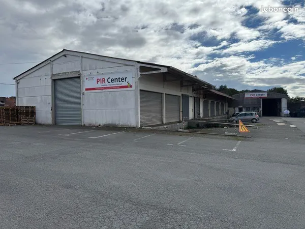 Location Hangars de 650m2 et 950m2 avec bureaux sur Mazingarbe avec parking, clôturé