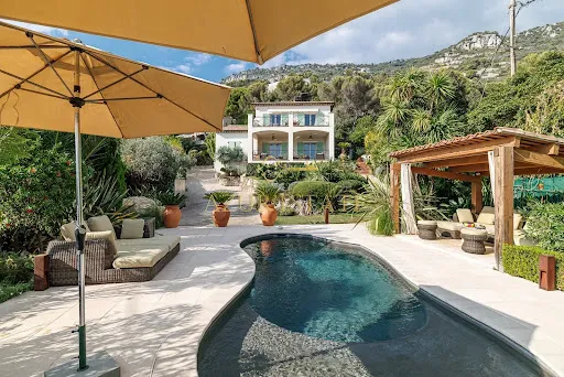 Villa 5 pièces 242 m²