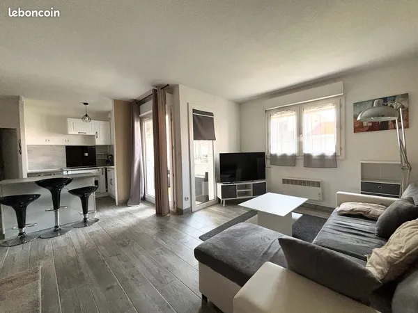 Location meublée - Montpellier - Avenue du Maréchal-Leclerc - Grand deux pièces avec terrasse et gar