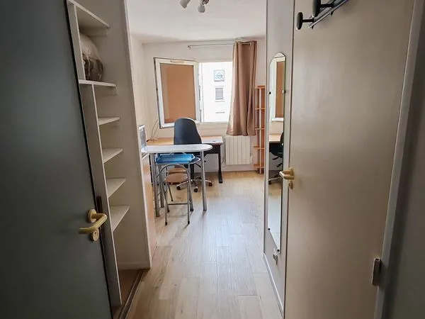 Particulier loue studio meublé libre de suite