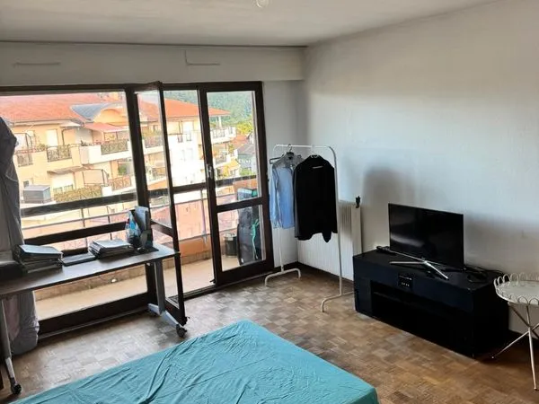 Grande chambre lumineuse avec vue panoramique sur les montagnes